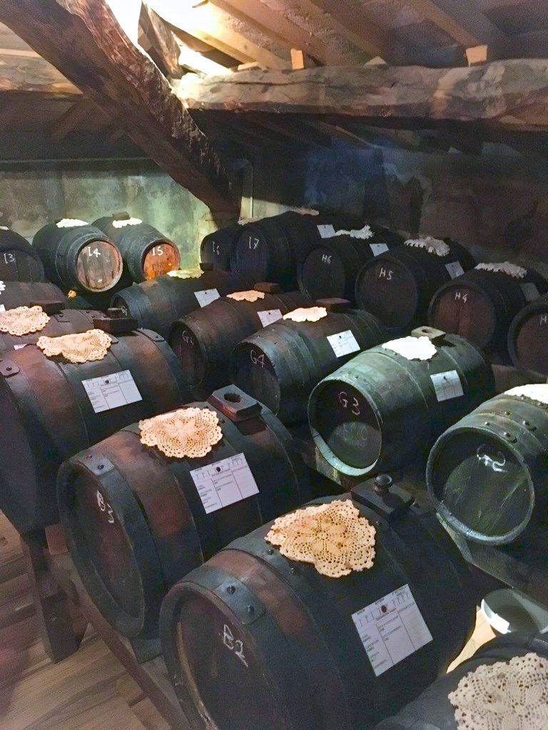 Balsamico reift in alten Fässern auf der Dachkammer