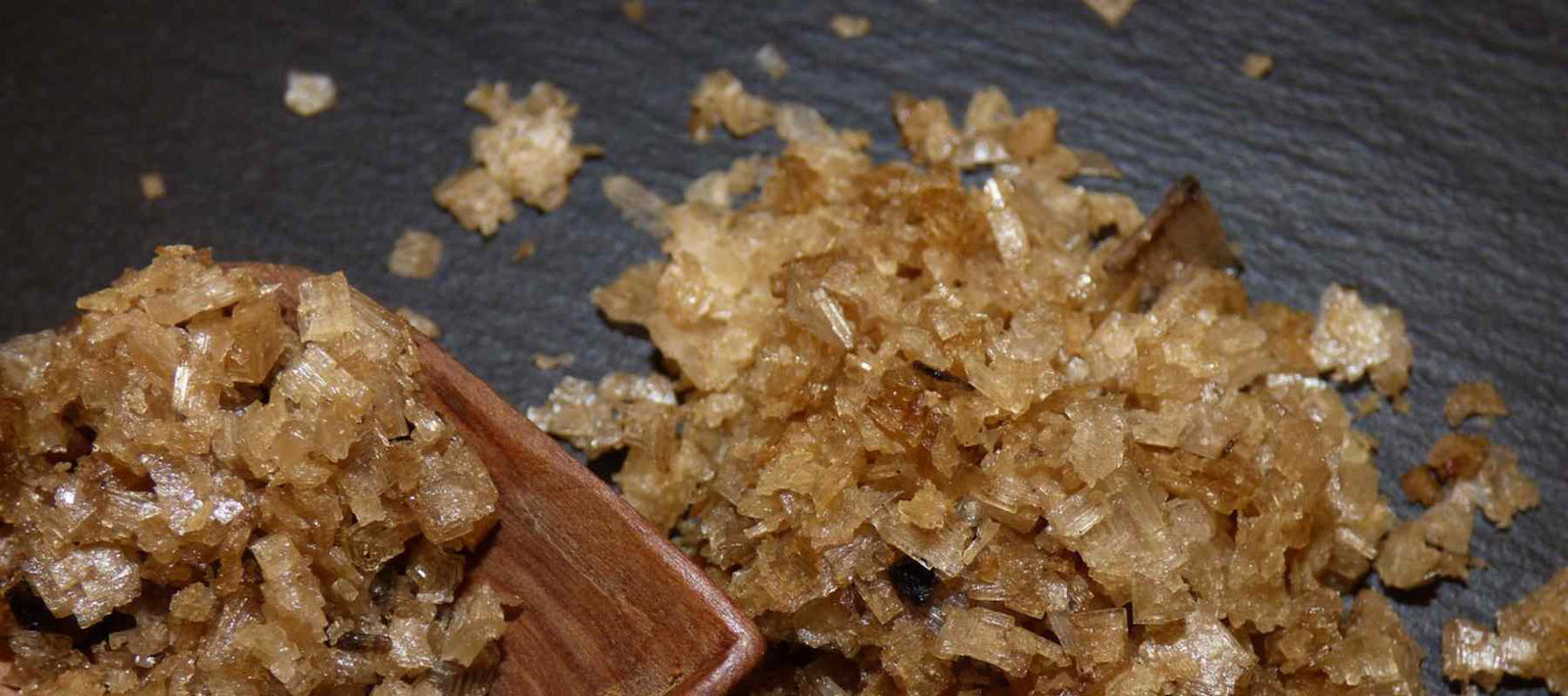 Rauchsalz in einer Schale auf einem Tisch mit Holzlöffel