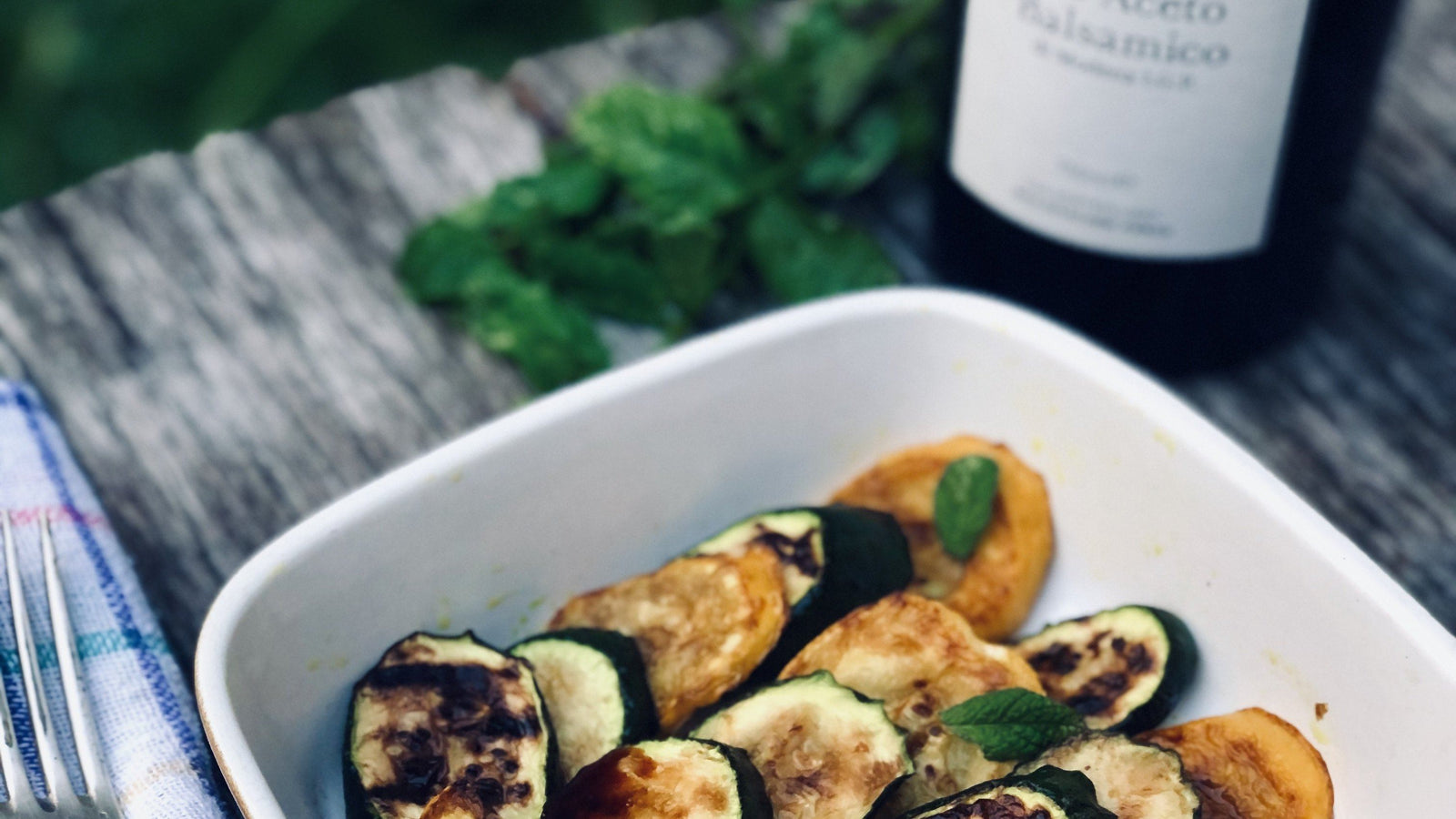 Marinierte gegrillte Zucchini mit Balsamico, Minze und Knoblauch