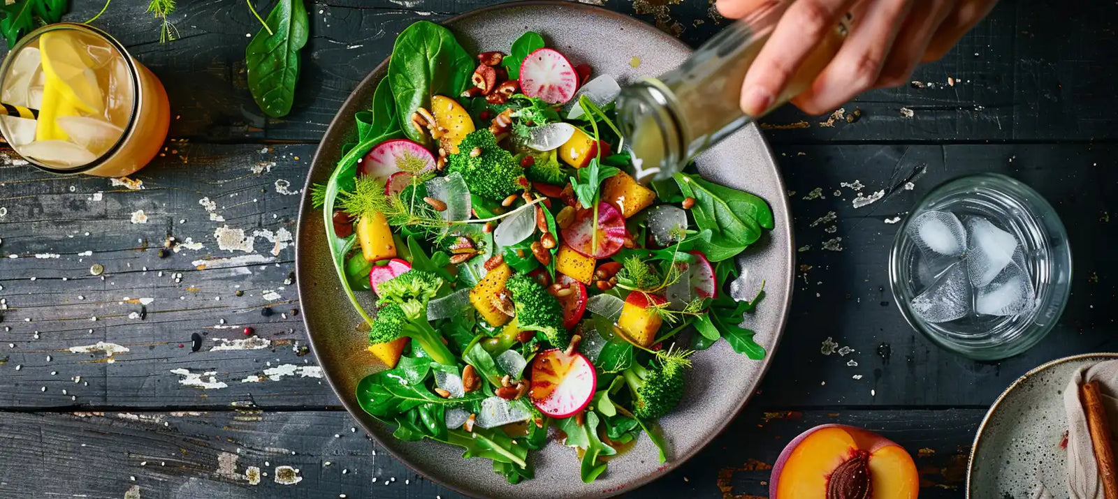 Salatdressing wird über einen Salat gegossen