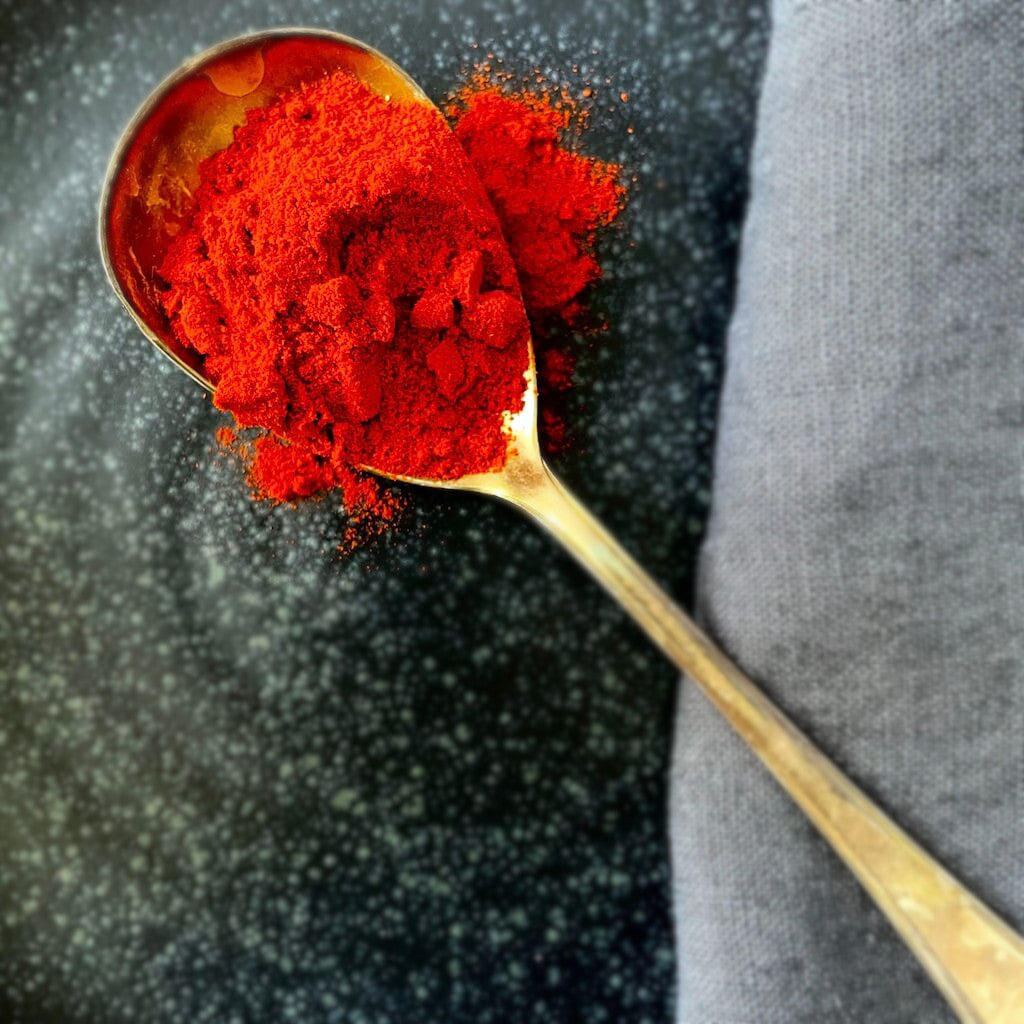 Paprika edelsüss Pulver gemahlen auf Silberlöffel